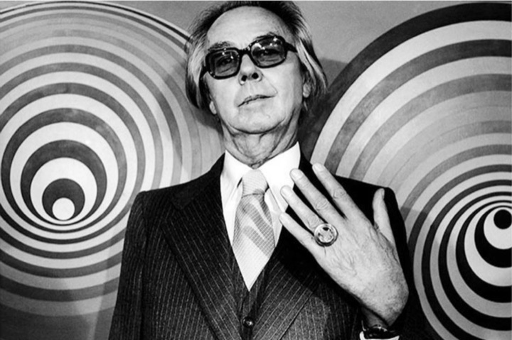 Retrato fotográfico de Victor Vasarely ante una de sus obras op-art