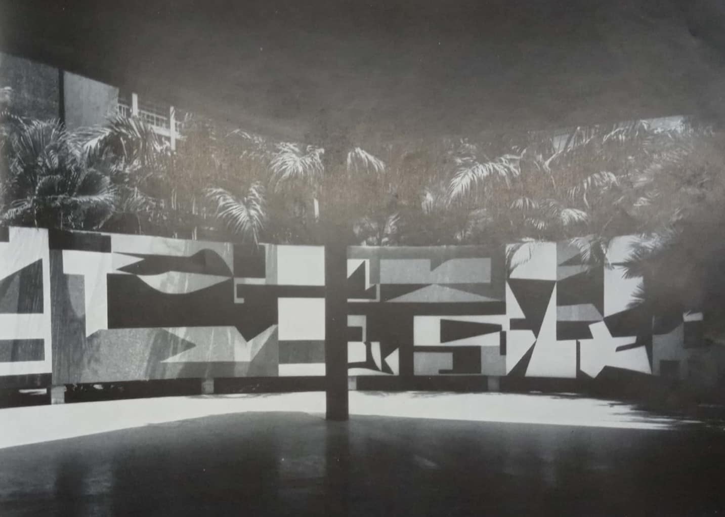 Plaza Cubierta del Rectorado con el mural geométrico de Pascual Navarro, fotografía de época