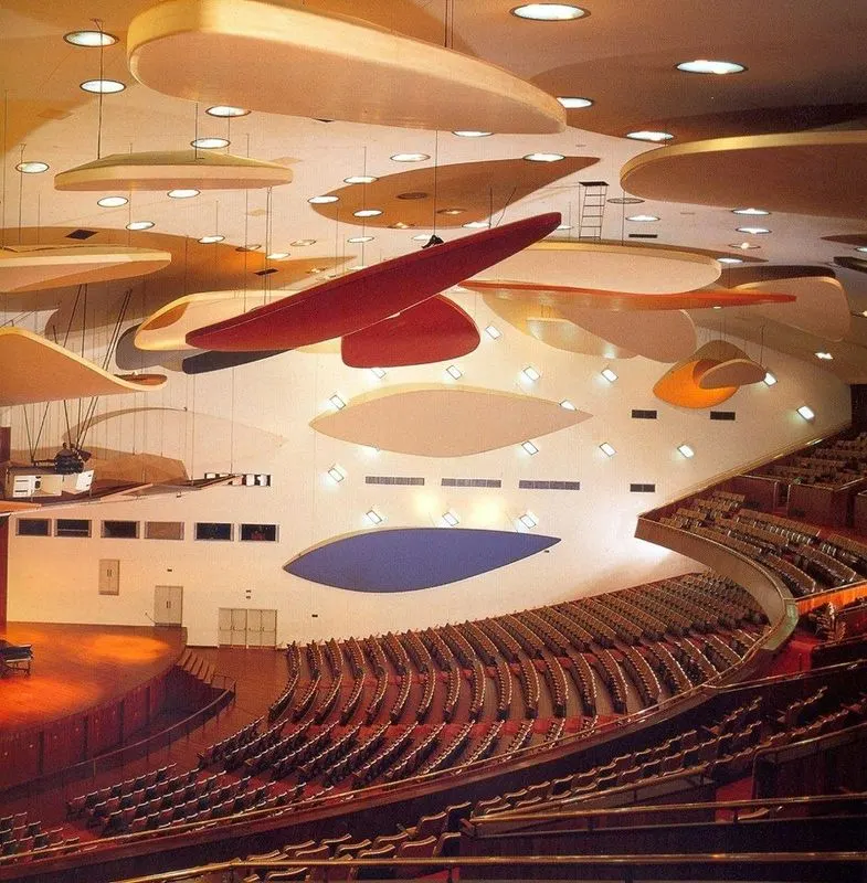 Nubes Flotantes de Alexander Calder en el techo del Aula Magna de la CUC (vista 1)