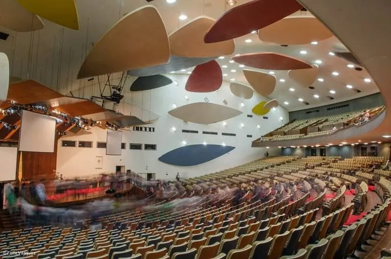 Nubes Flotantes de Alexander Calder en el techo del Aula Magna de la CUC (vista 2)
