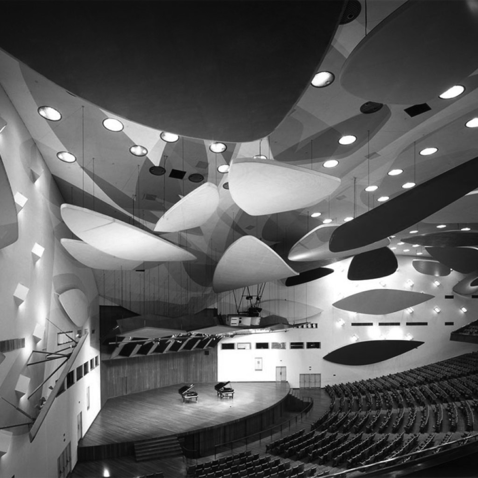 Interior del Aula Magna con las Nubes Acústicas de Calder