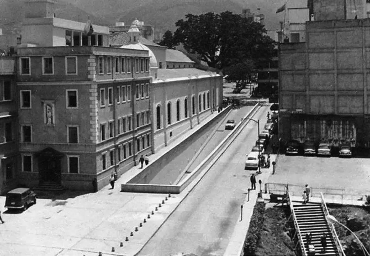 Edificio moderno en Caracas, años cincuenta