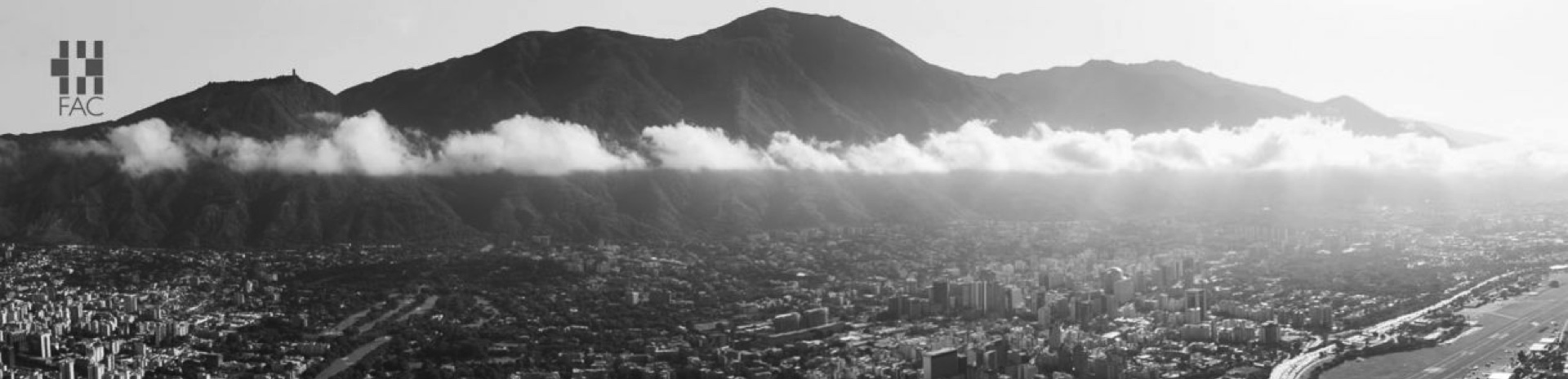 Panorámica en blanco y negro de Caracas con el Ávila al fondo