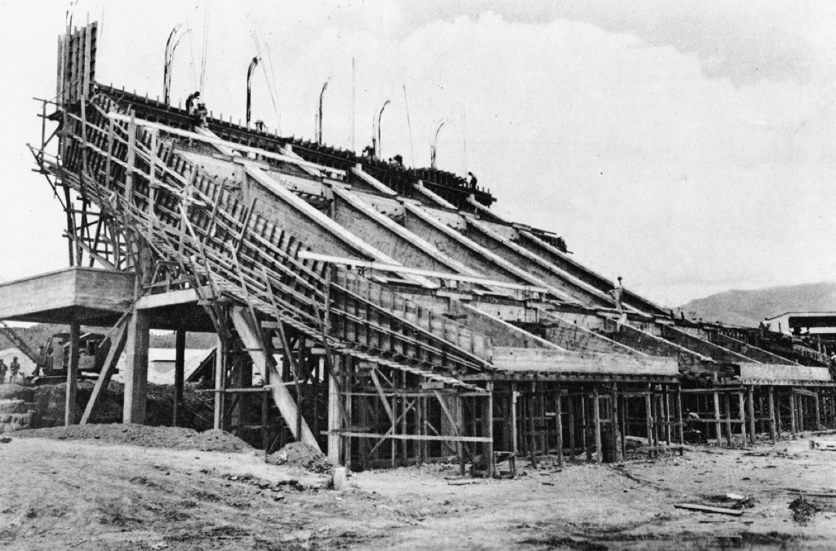Estructura en construcción de la cubierta voladiza del Estadio Olímpico