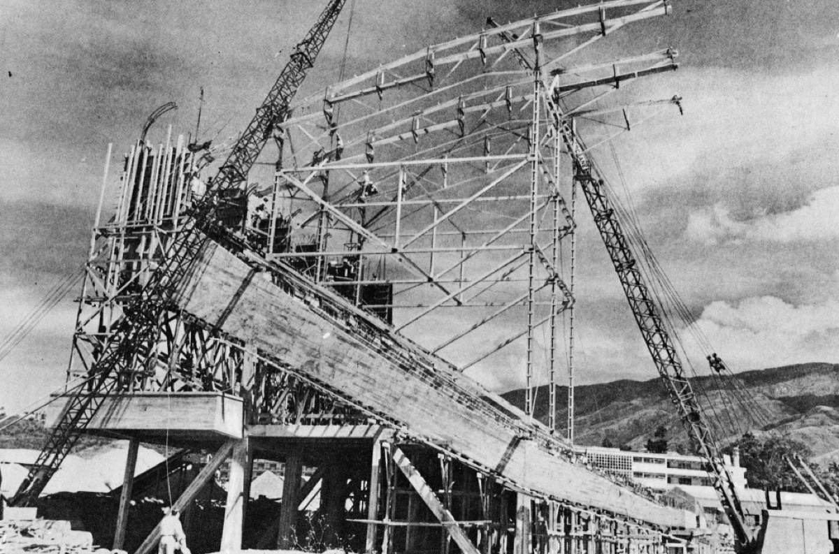 Andamios de la tribuna del Estadio Olímpico durante la construcción