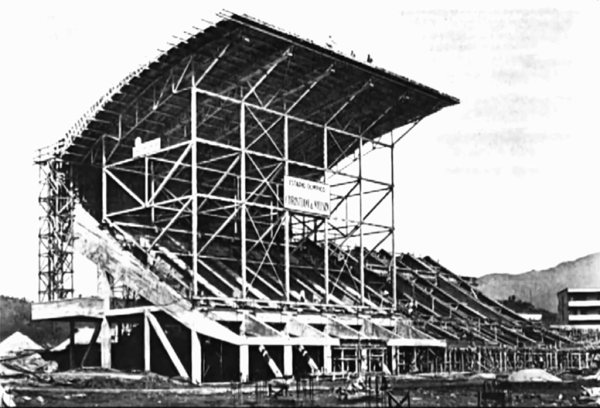 Tribuna casi terminada con visera en voladizo