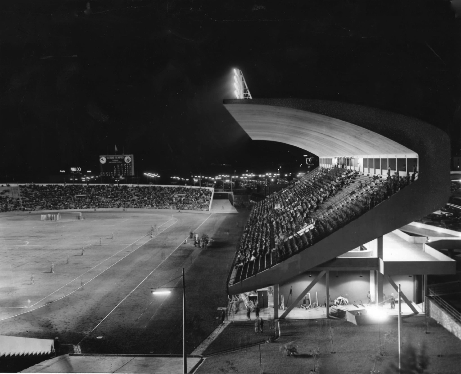Estadio Olímpico iluminado de noche