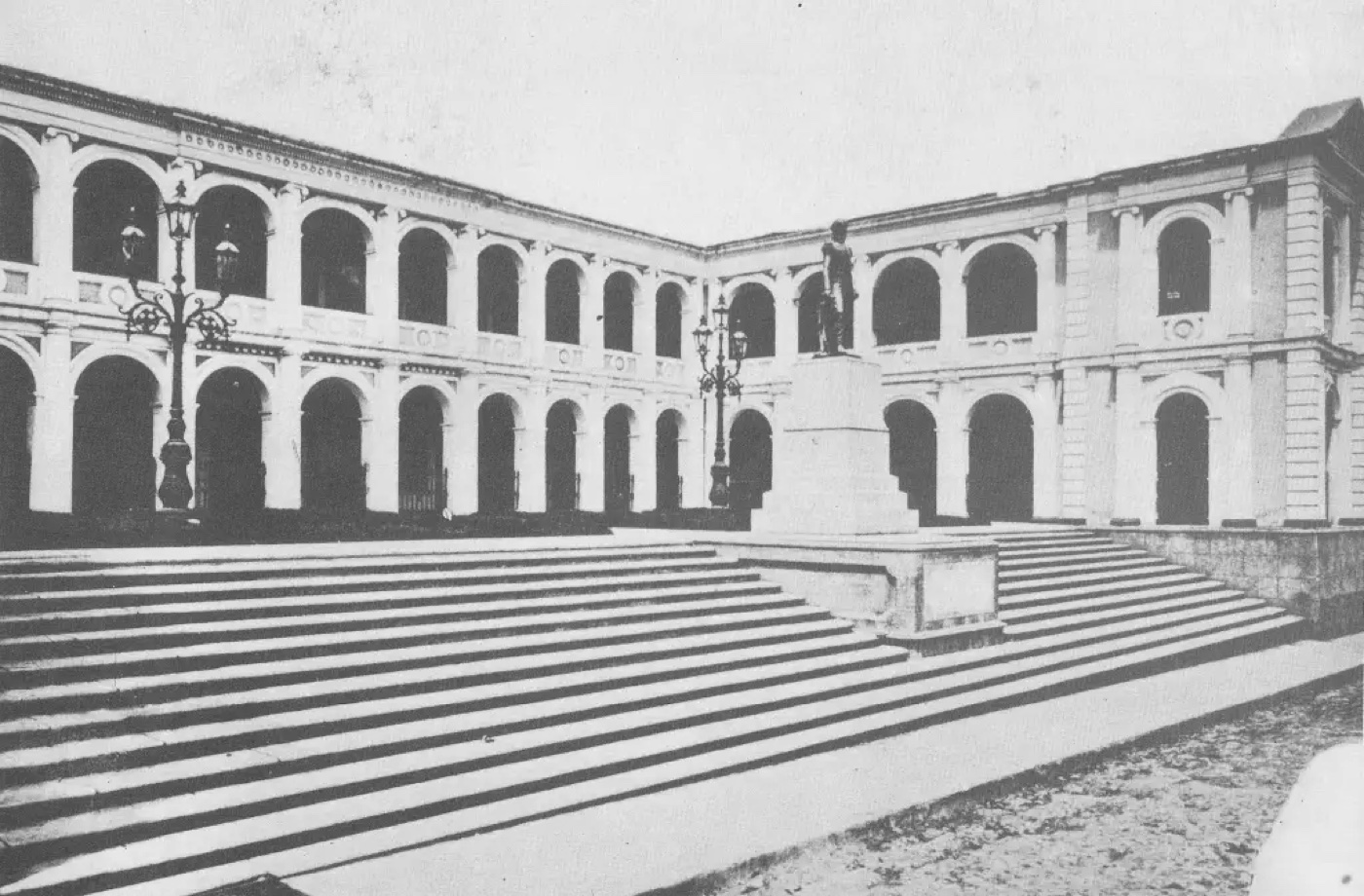 Claustro colonial de la antigua sede de la UCV en el convento de San Francisco