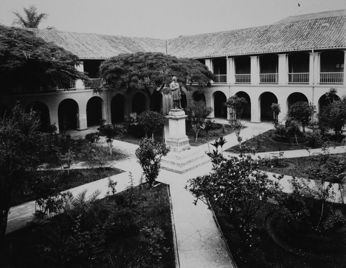 Patio con estatua central de la antigua UCV