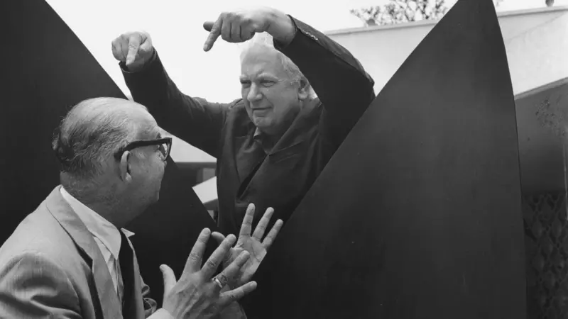 Carlos Raúl Villanueva conversa con Alexander Calder junto a una escultura, años cincuenta