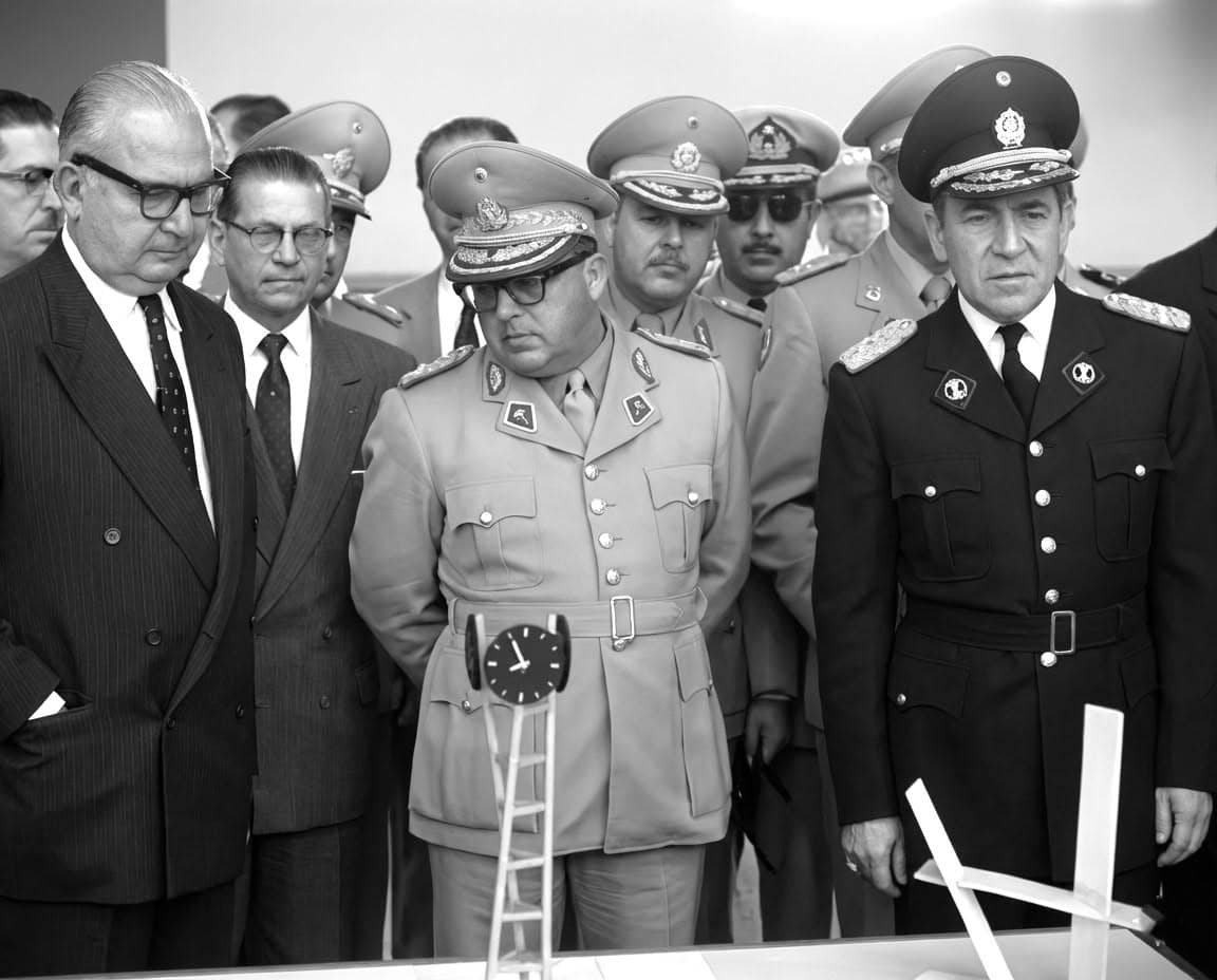 Carlos Raúl Villanueva junto al general Marcos Pérez Jiménez y su Estado Mayor ante una maqueta del proyecto, años cincuenta